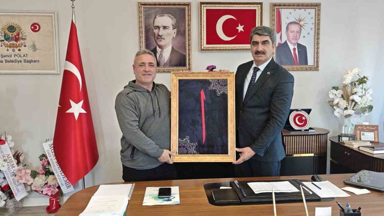 Başkan Polat’tan İHA Muhabiri Celal Dilsiz’e Anlamlı 'Elif' Tablosu