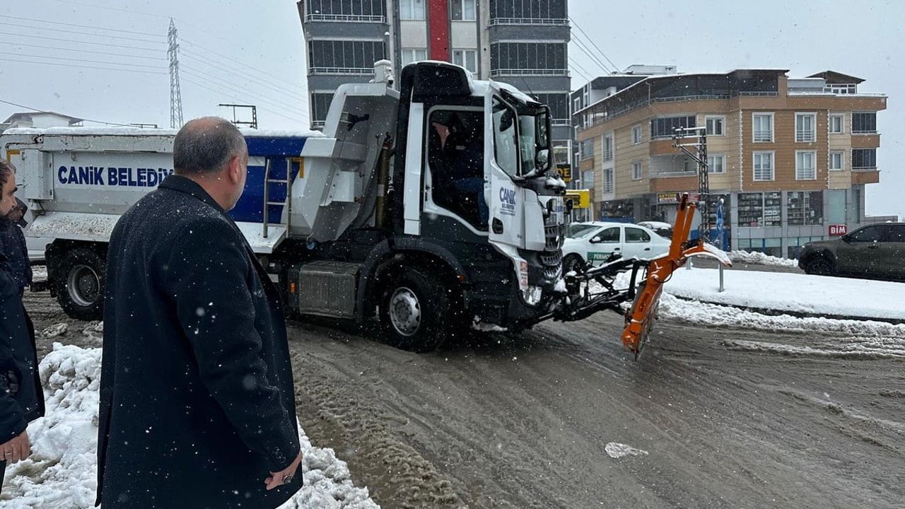 Başkan Sandıkçı Canik'te Karla Mücadeleyi Sahada Takip Ediyor