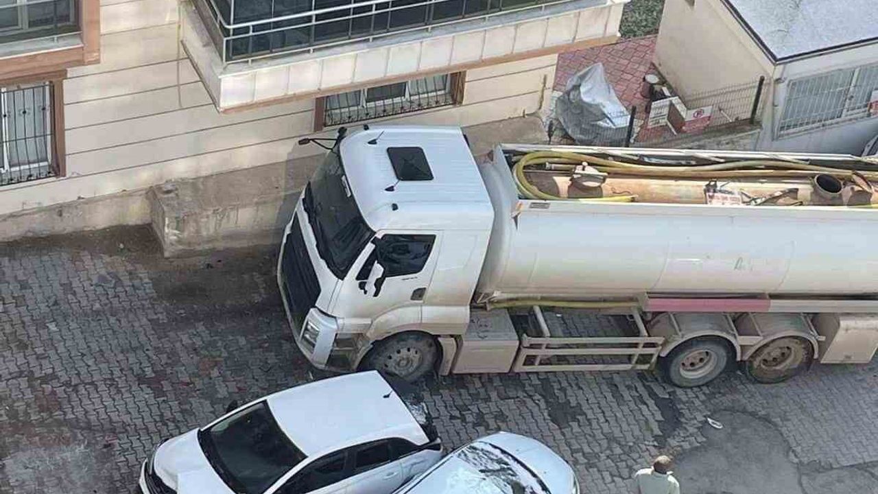 Batman Çamlıtepe'de Freni Boşalan Akaryakıt Tankeri 8 Araca Çarptı