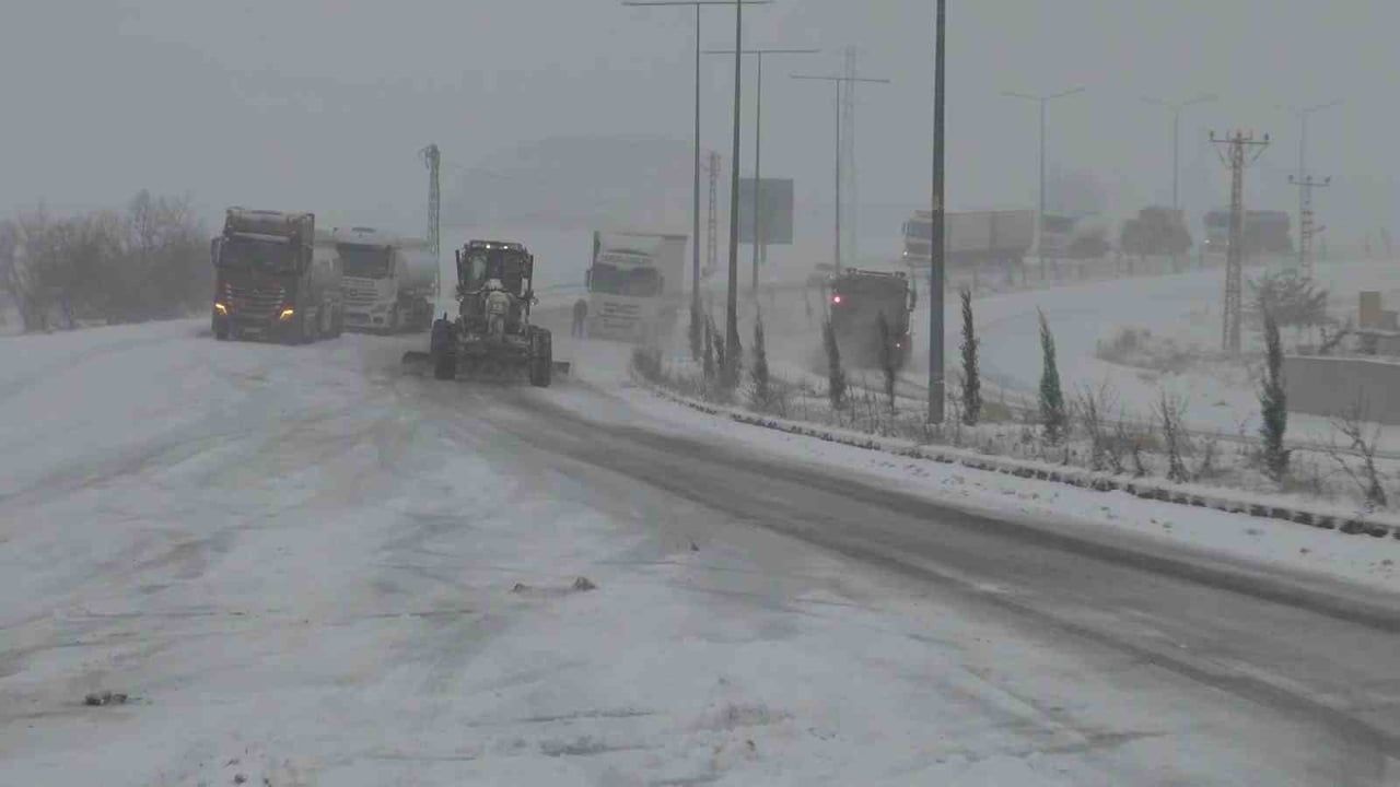 Batman’da Ayrancı Geçidi’nde Zincir Denetimi ve Kurtarma Operasyonları