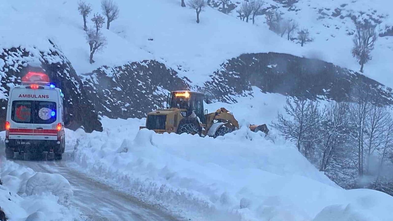 Batman'da İncesu Köyünde Mahsur Kalan Hasta 7 Saatlik Operasyonla Kurtarıldı