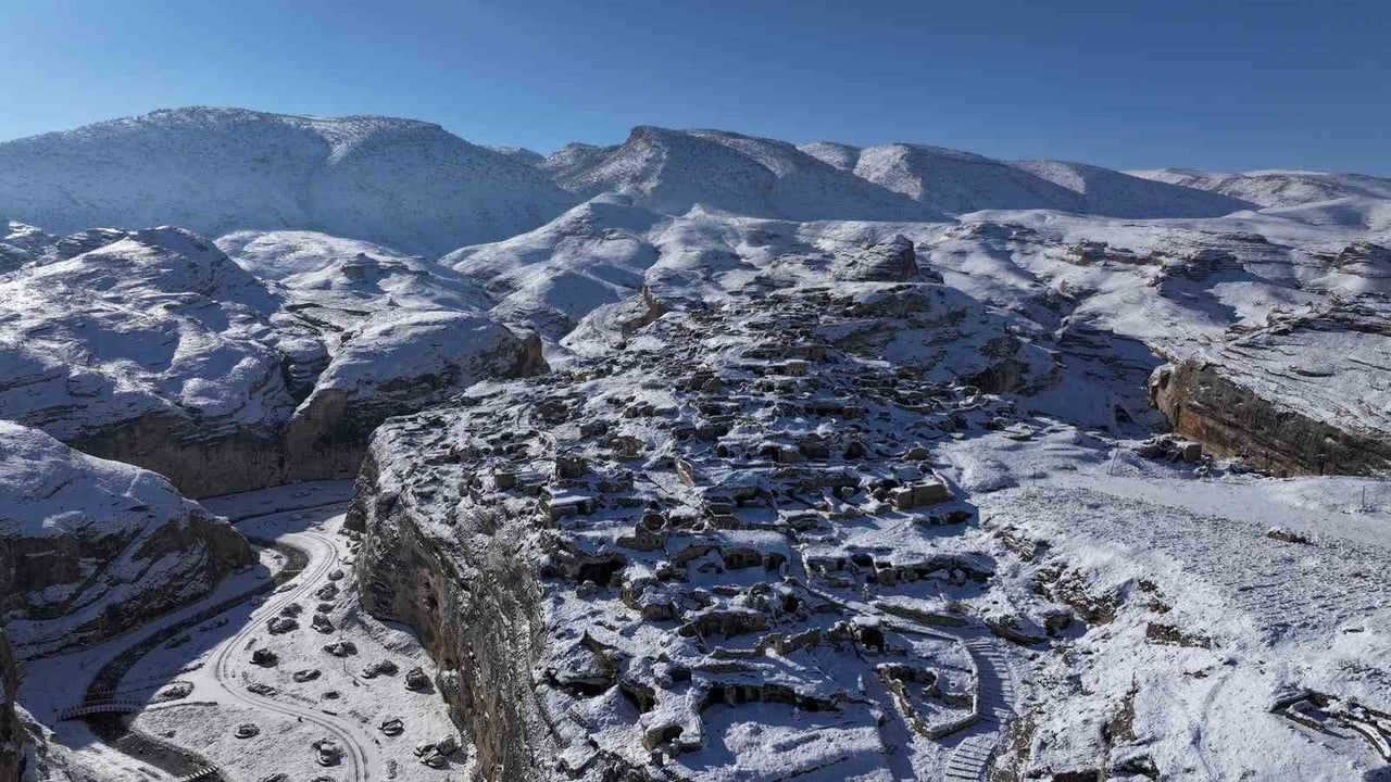 Batman'da Kar Altında Film Gibi Kurtarma: Jandarma Helikopterle 92 Yaşındaki Hastayı Taşıdı