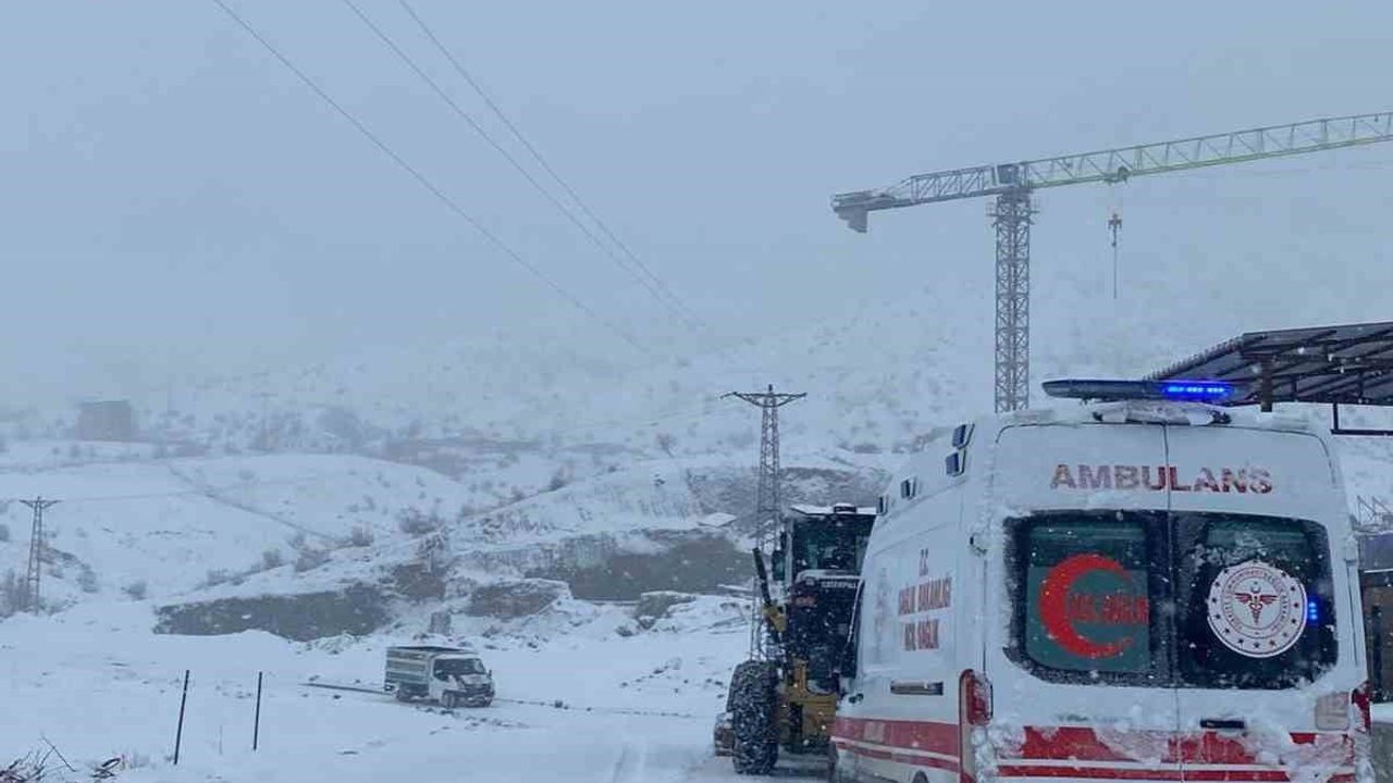 Batman'da Kar Engeline Kepçe: 70 Yaşındaki Hasta Ambulansta