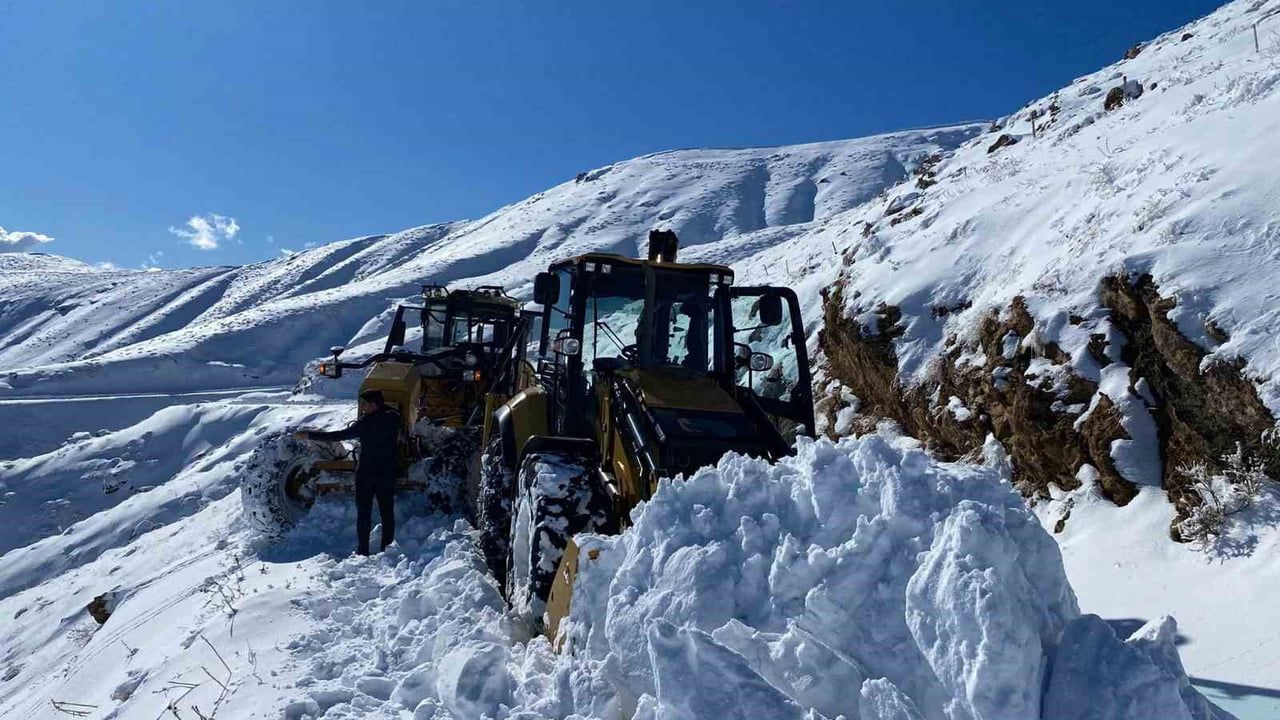Batman'da Kar Nedeniyle 500'ün Üzerinde Köy ve Mezra Yolu Ulaşıma Kapandı