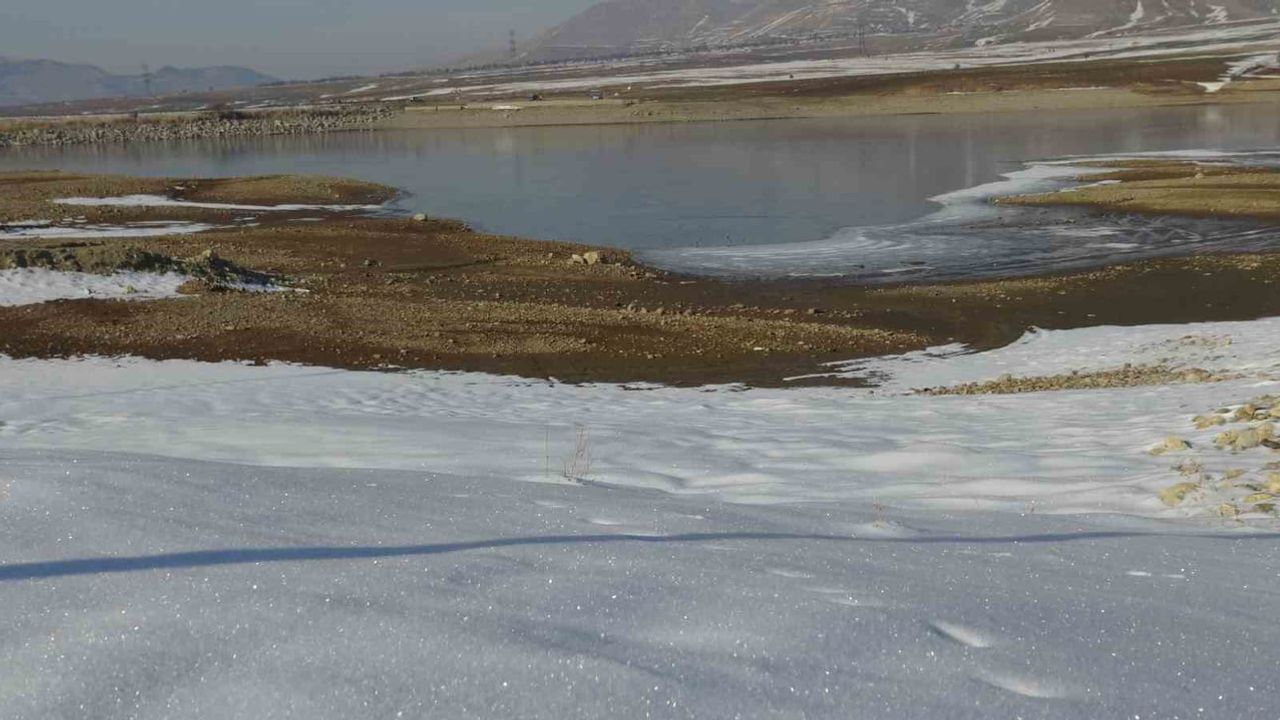 Batman'da Kırkat Göleti Tamamen Dondu: Vatandaşlar Buz Üzerinde Fotoğraf Çekti