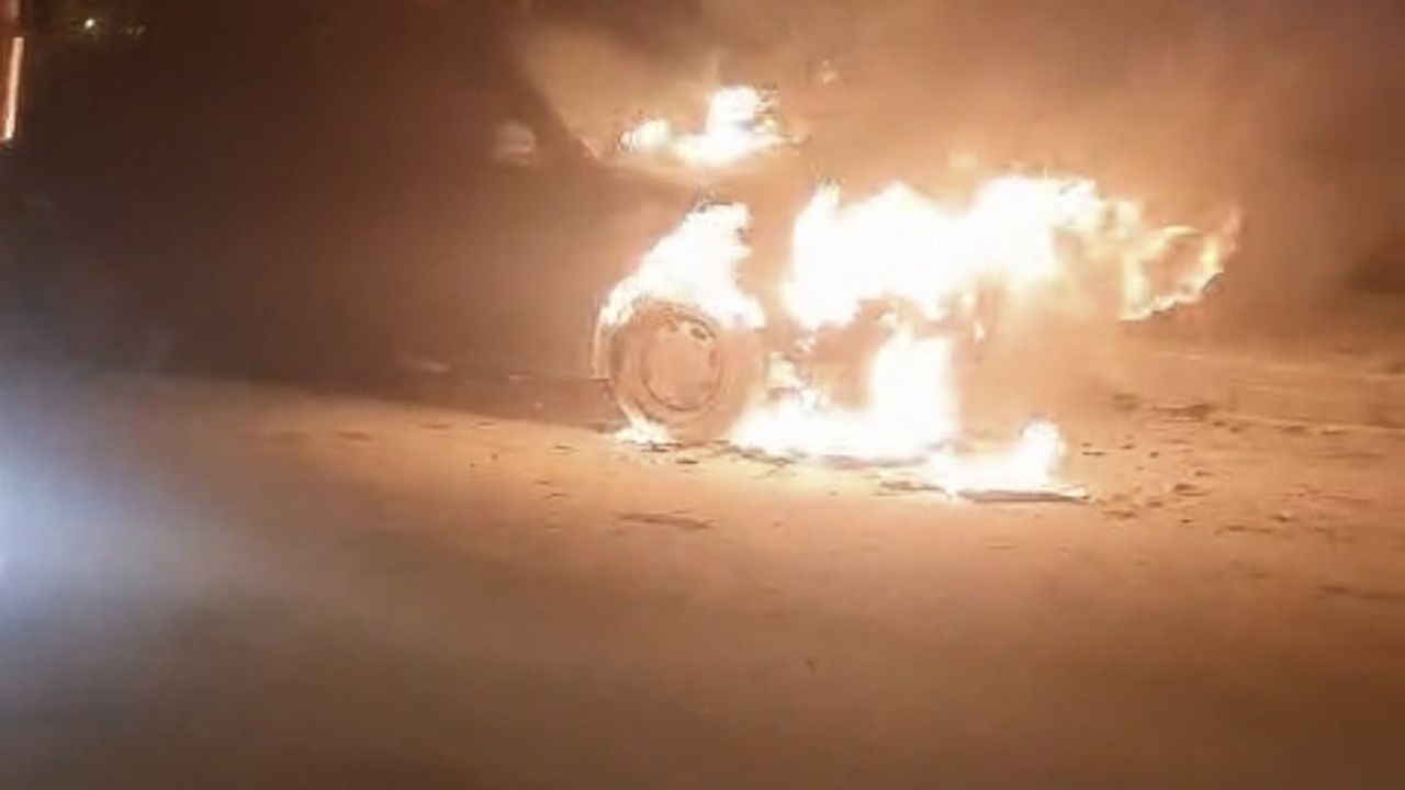 Batman'da Park Halindeki Otomobil Tılmerç TOKİ Yolunda Yandı