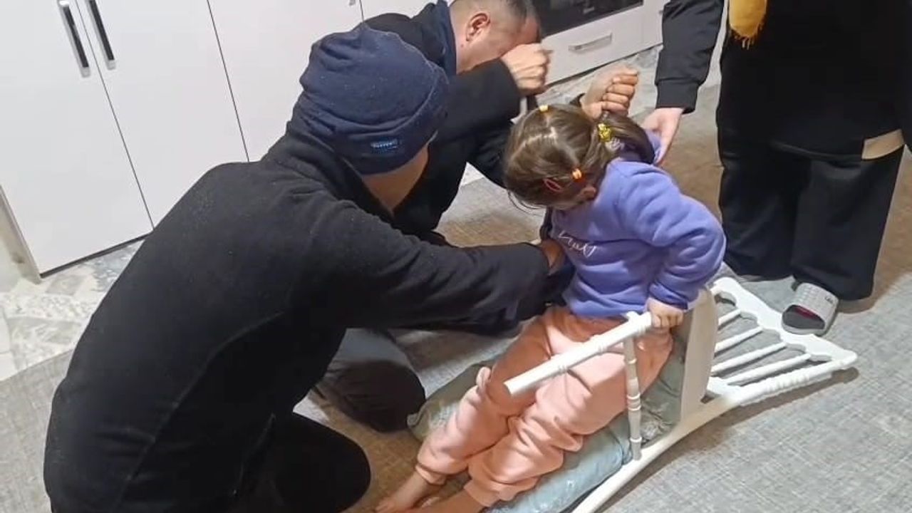 Batman'da Sandalyeye Sıkışan Kızı İtfaiye Kurtardı