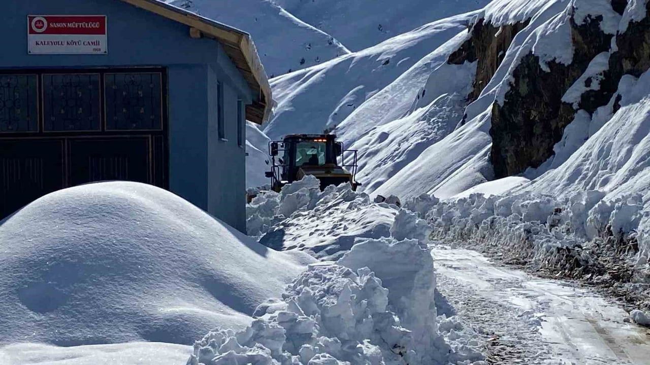 Batman'da Son 20 Yılın En Sert Kışı: Köy Yolları Kapandı, Çatılar Çöktü