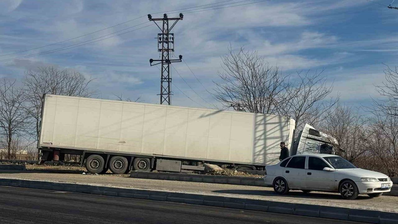Batman'da Tır ile Minibüs Çarpıştı: 6 Yaralı