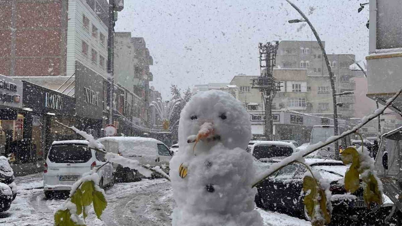 Batman’da Yoğun Kar: Kardan Adamlar Kentin Simgesi Oldu