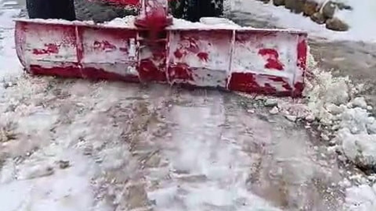 Batman Gercüş'te Muhtar Traktörle Köy Sokaklarını Kar'dan Temizledi