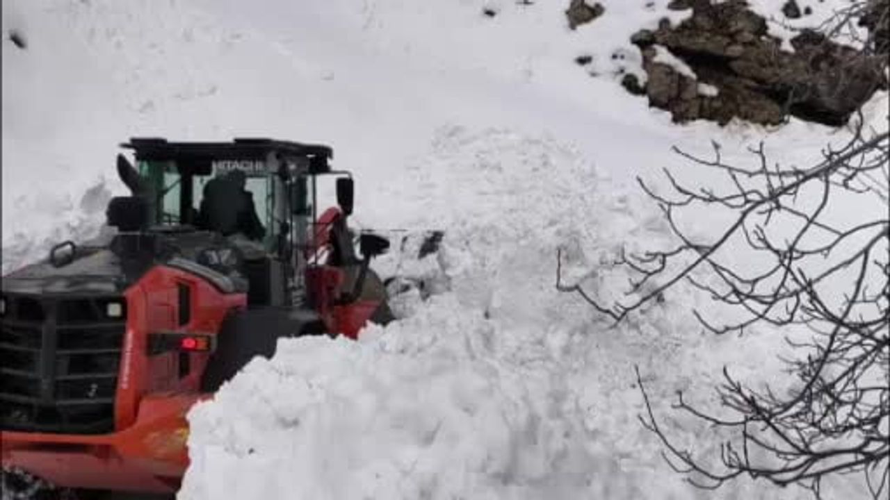 Batman Sason'da Yoğun Karla Mücadele: Köy Yolları Ulaşıma Açılıyor