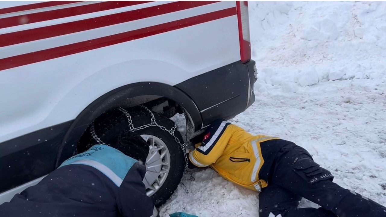 Battalgazi Belediyesi iş makinesiyle sağlık ekiplerini hastaya ulaştırdı