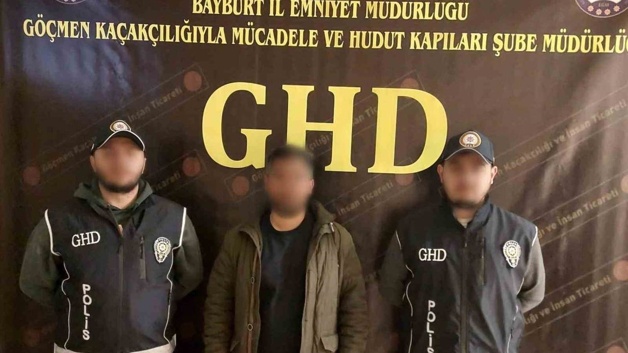 Bayburt’ta 8 düzensiz göçmen yakalandı, 1 şüpheli gözaltında
