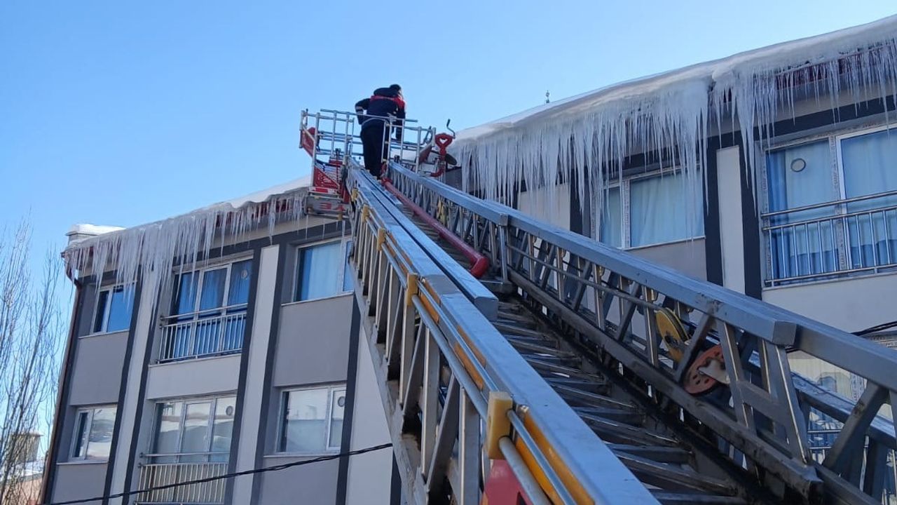 Bayburt'ta Buz Sarkıtları İtfaiye ile Kontrollü Şekilde Temizleniyor