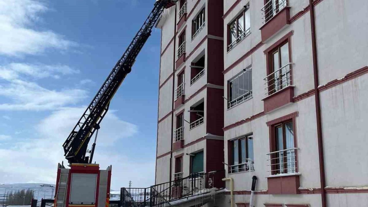 Bayburt'ta Buz Sarkıtları İtfaiye ve Zabıta Tarafından Temizleniyor