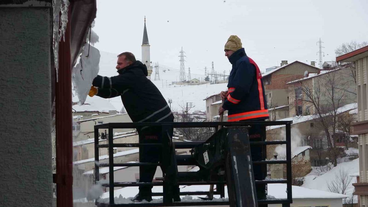 Bayburt'ta Çatıdan Düşen Kar 2 Araca Zarar Verdi, Bir Araç Hurdaya Döndü