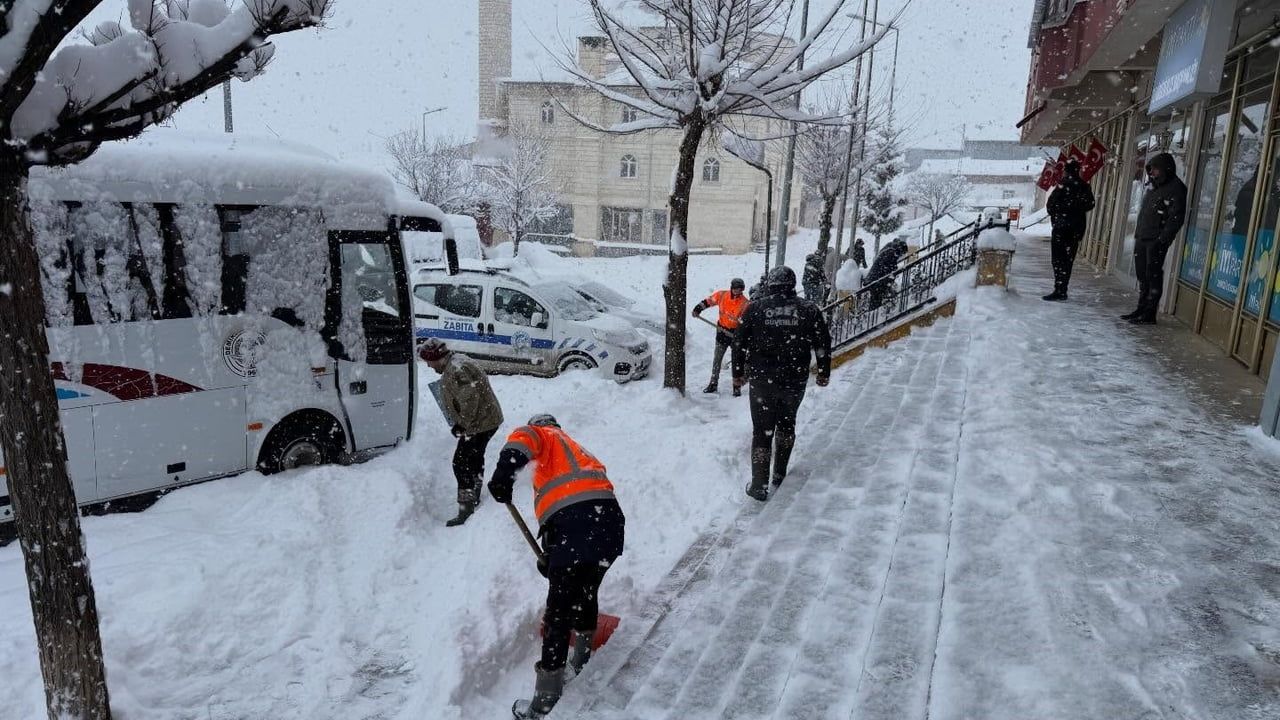 Bayburt'ta Demirözü ve Aydıntepe'de Kar Temizliği ve Tuzlama Sürüyor