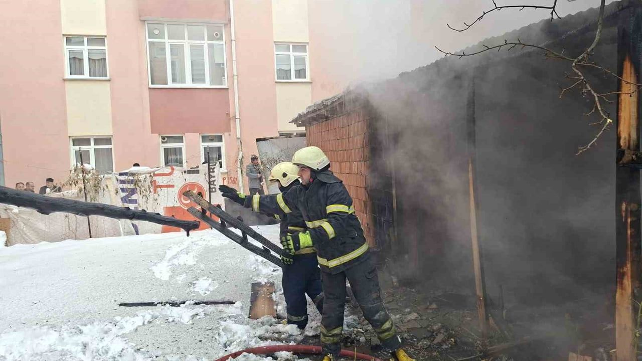 Bayburt'ta Depo ve Garaj Yangını İtfaiye Müdahalesiyle Söndürüldü