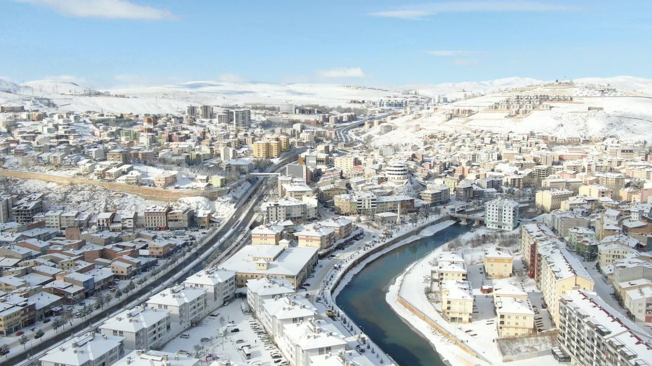 Bayburt'ta Dondurucu Soğuk ve Kar Yağışı Hayatı Vurdu