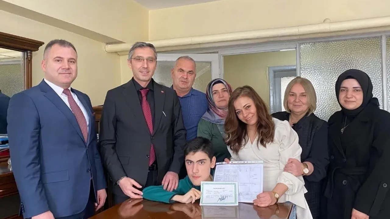 Bayburt'ta Evde Eğitim Öğrencileri Karnelerini Kahraman'dan Aldı