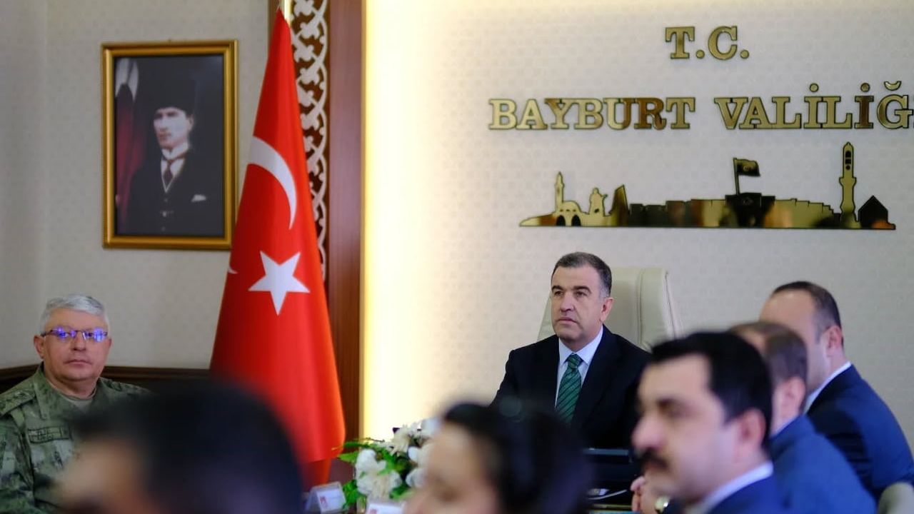 Bayburt'ta Güvenlik Zirvesi: Vali Mustafa Eldivan Başkanlığında Asayiş Değerlendirildi