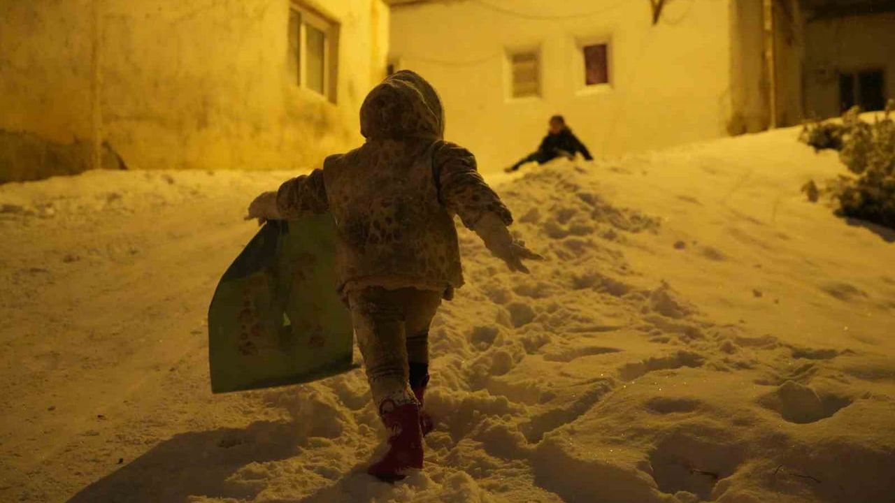 Bayburt'ta Kar Tatili Coşkusu: Çocuklar Yokuşlara Akın Etti