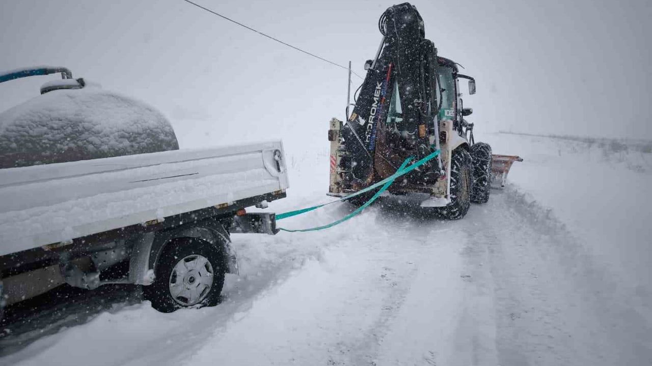 Bayburt'ta Kar ve Buzlanmada Yolda Kalan Sürücülere İl Özel İdaresi Müdahalesi