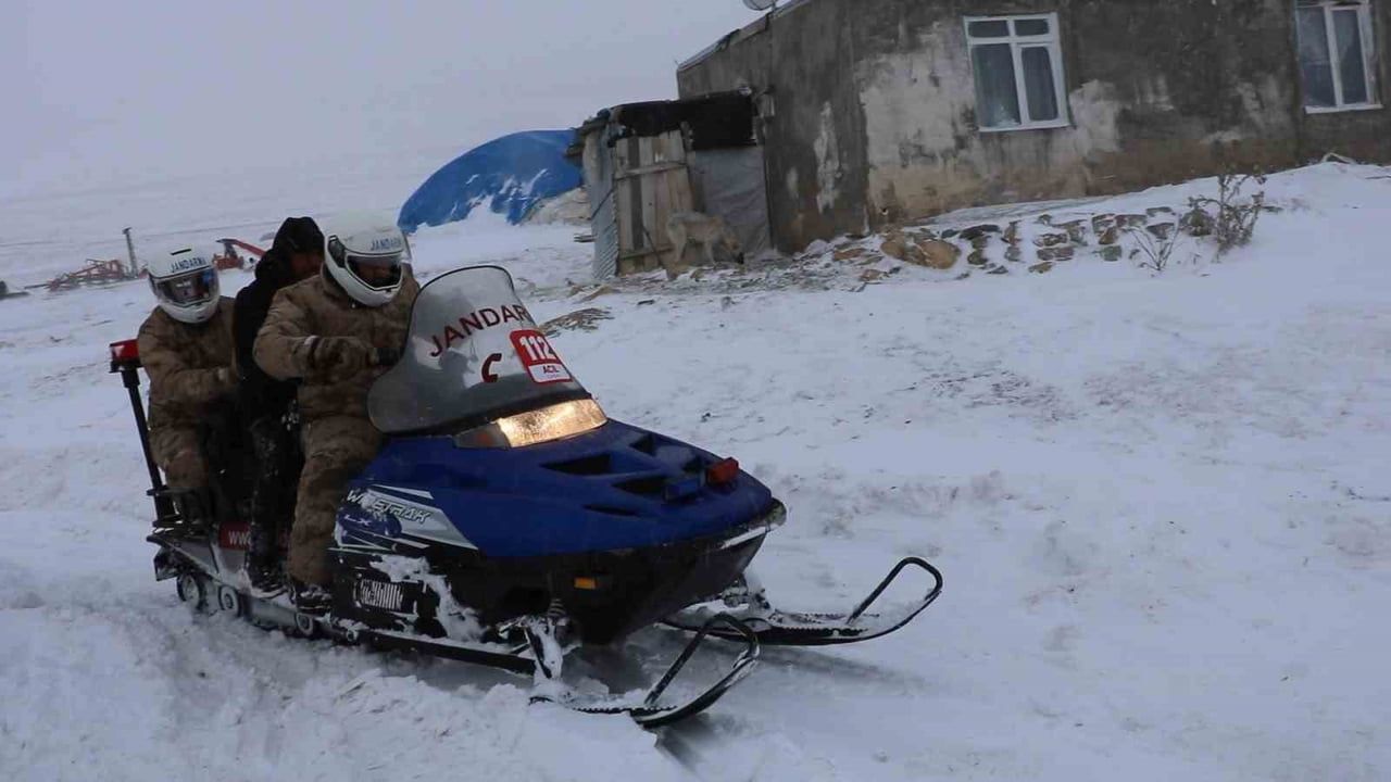 Bayburt'ta Kar ve Tipide Kalan Hastaya Jandarma Kar Motoruyla Ulaştı