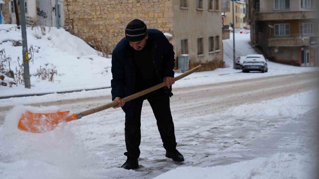 Bayburt'ta Kar Yağışı ve Donduran Soğuk: Buzlanma ve Çığ Uyarısı