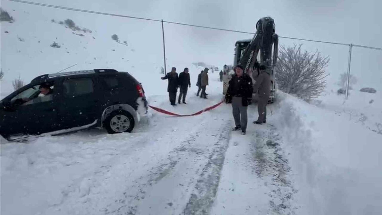 Bayburt’ta Karla Mücadele Aralıksız: 40 İş Makinesi, 62 Personel 170 Köyde