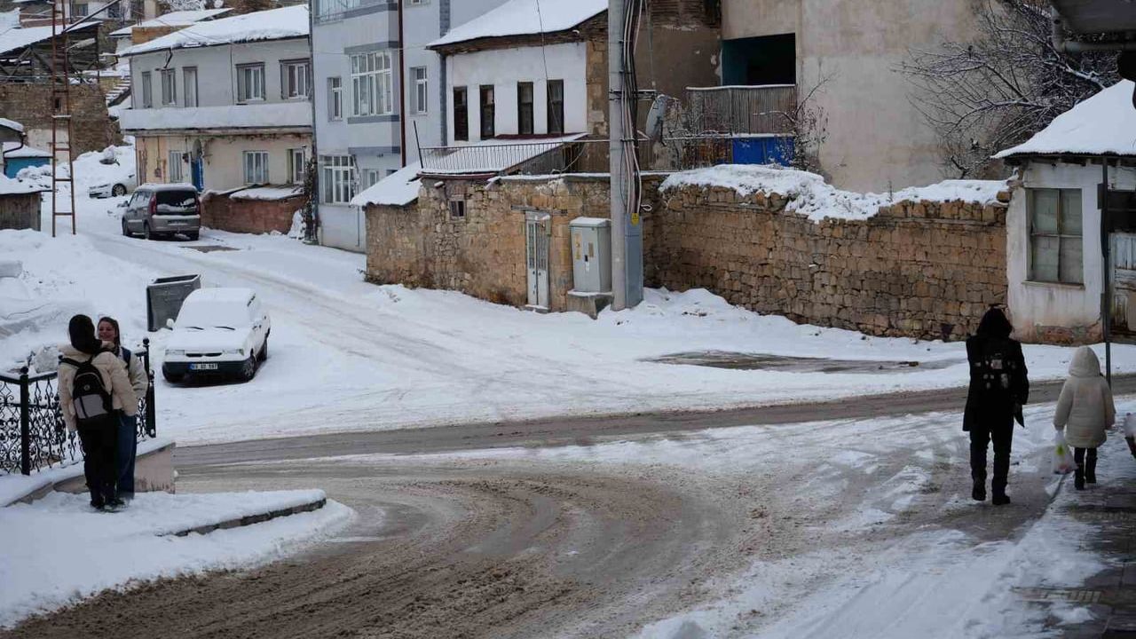 Bayburt'ta Meteoroloji 12. Bölge Müdürlüğü'nden Buzlanma, Don ve Çığ Uyarısı