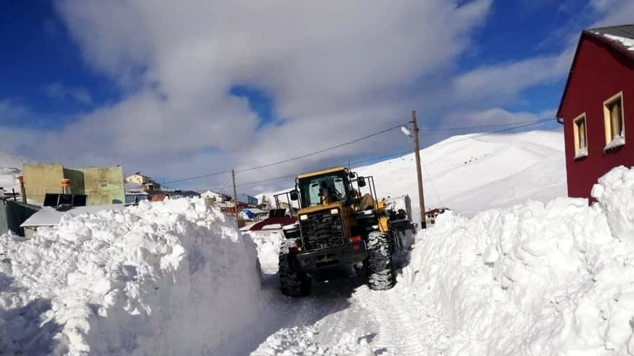 Bayburt'ta Tipi 70 Köy Yolunu Kapattı — Ekipler Açma Çalışmalarını Sürdürüyor