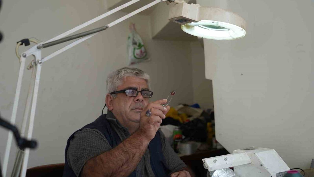 Bayburtlu Kehribar Ustası Bayram İpek, İşlediği Kehribarda Milyonlarca Yıllık Böcek Fosili Buldu