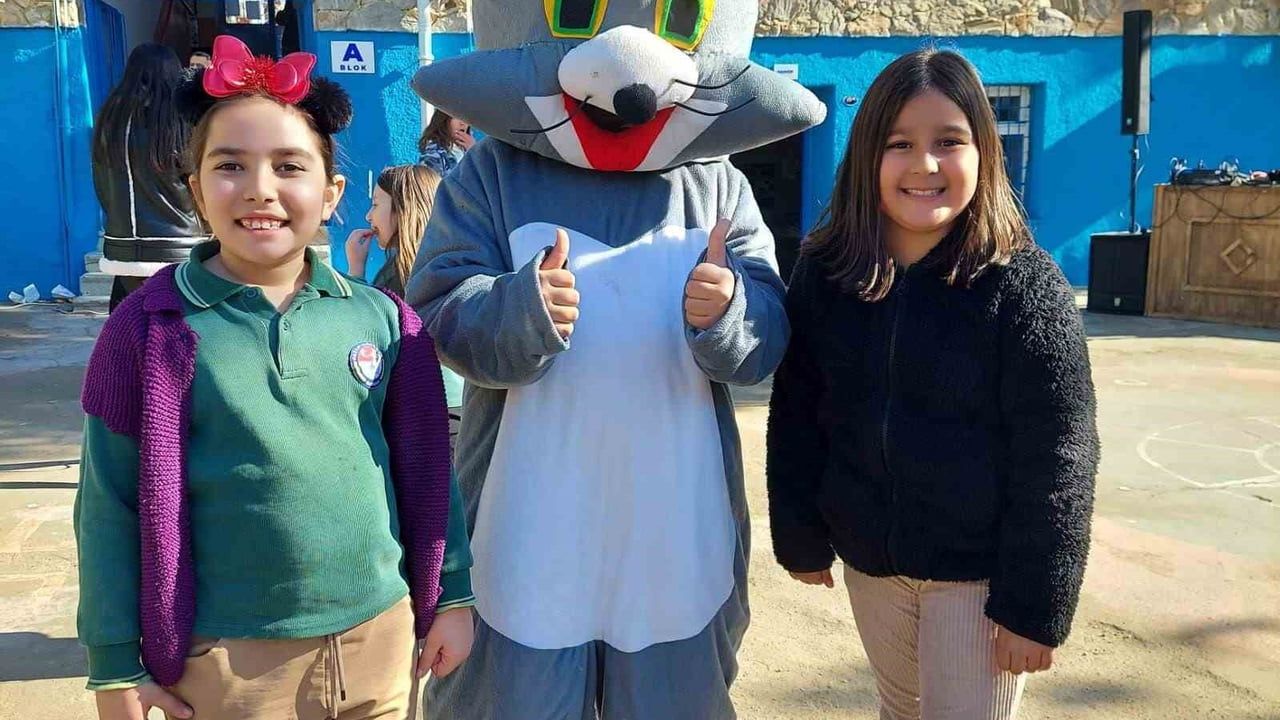 Bayındır’da Karne Şenliği: Fatih İlkokulu Bahçesi Masal Diyarına Döndü