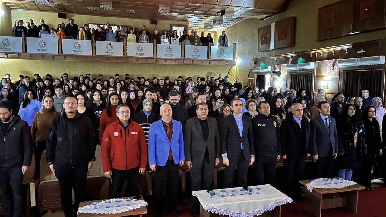 Bayındır'da 'Köklerimizden Geleceğe Türkülerle Yolculuk' ile Öğrenci Türkü Şöleni