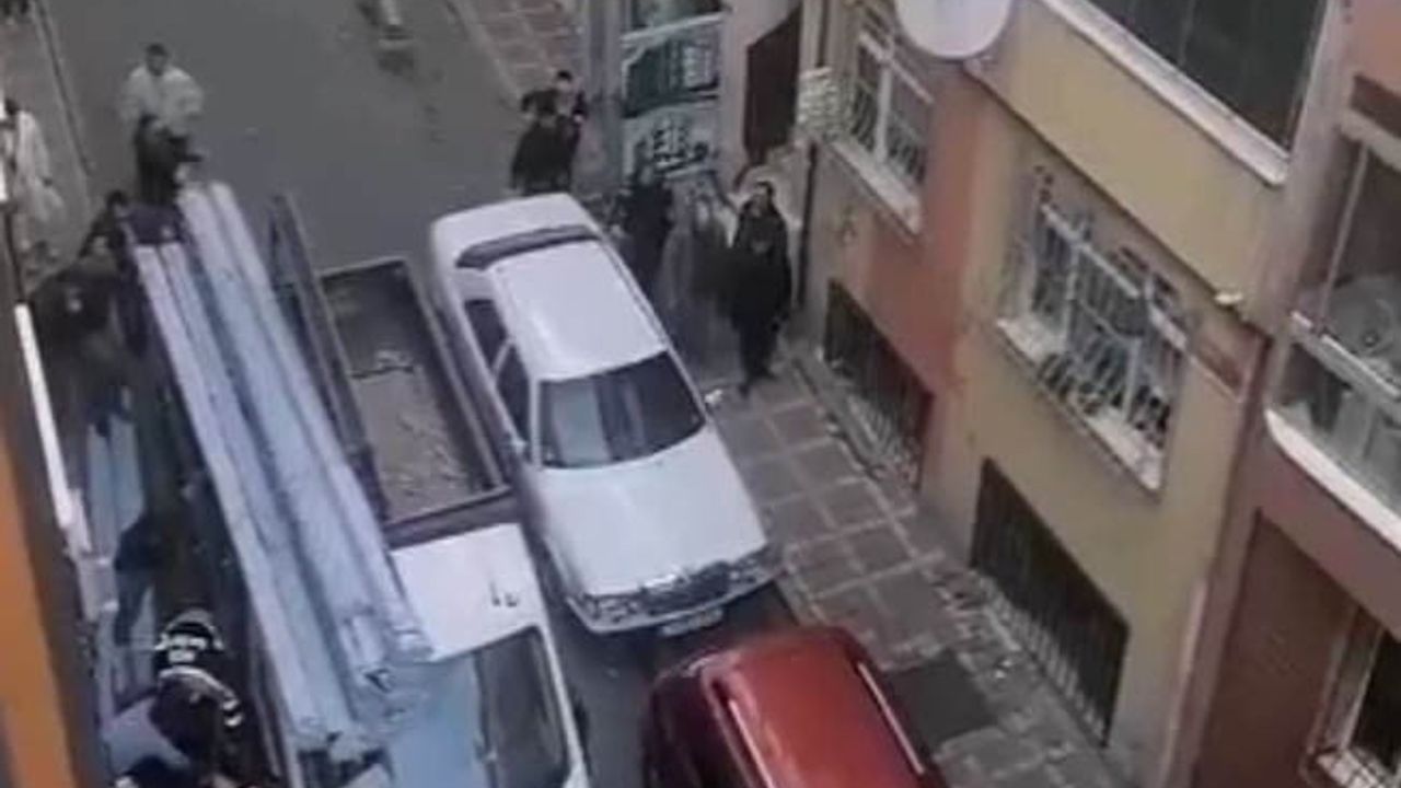 Bayrampaşa'da kamyonetten düşen PVC malzemeleri işçiyi yaraladı