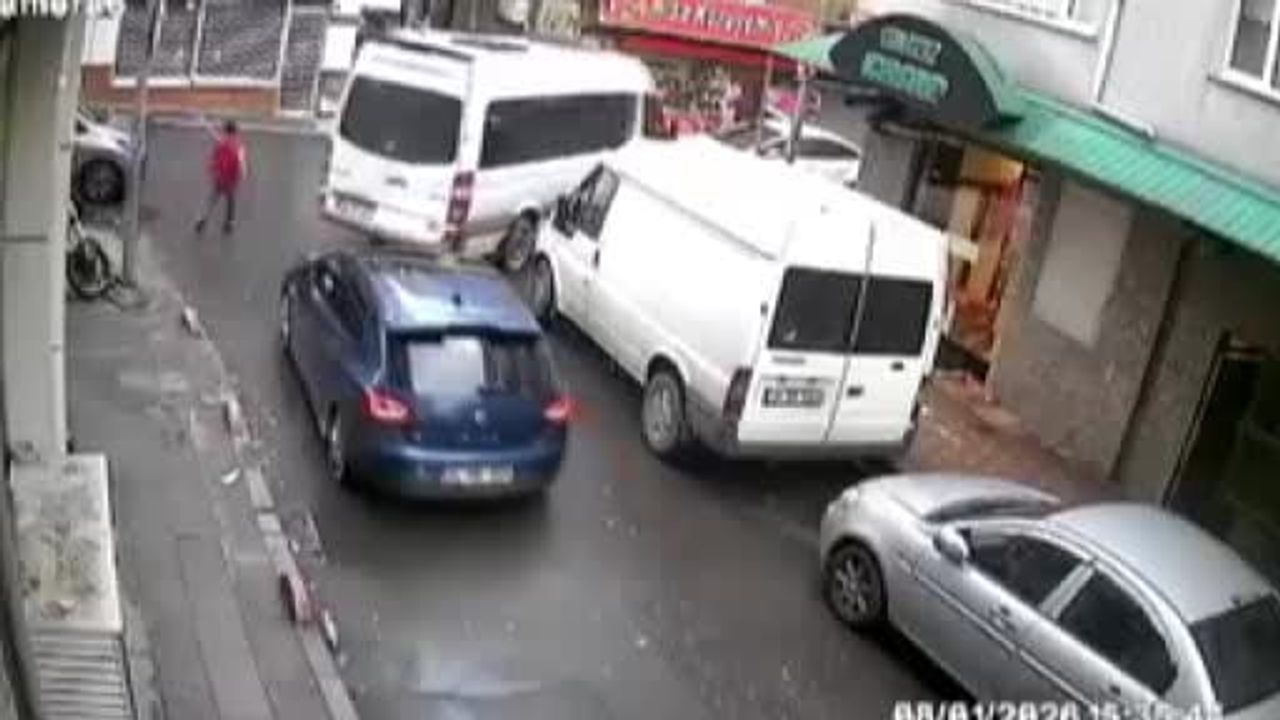 Bayrampaşa’da Yürek Isıtan An: Çocuk Ambulansa Yol Açtı