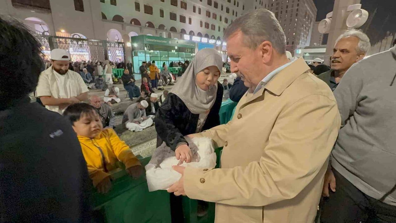 BBP Lideri Mustafa Destici Mescid-i Nebevi’de Vatandaşlarla Buluştu