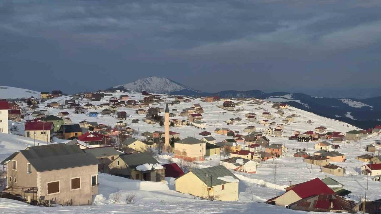 Bektaş Yaylası'nda Kar 2,5 Metreyi Buldu