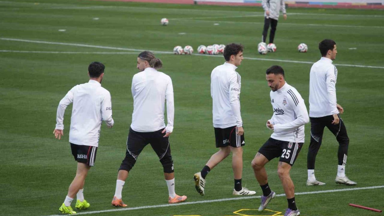 Beşiktaş Antalya Kampında Sergen Yalçın Yönetiminde Antrenman