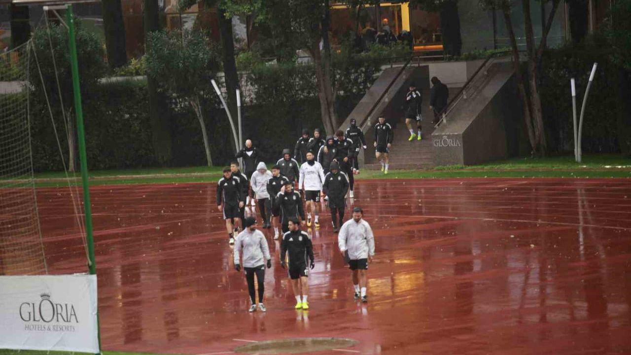 Beşiktaş, Antalya kampında yağışa rağmen çalıştı: Cengiz Ünder takımla