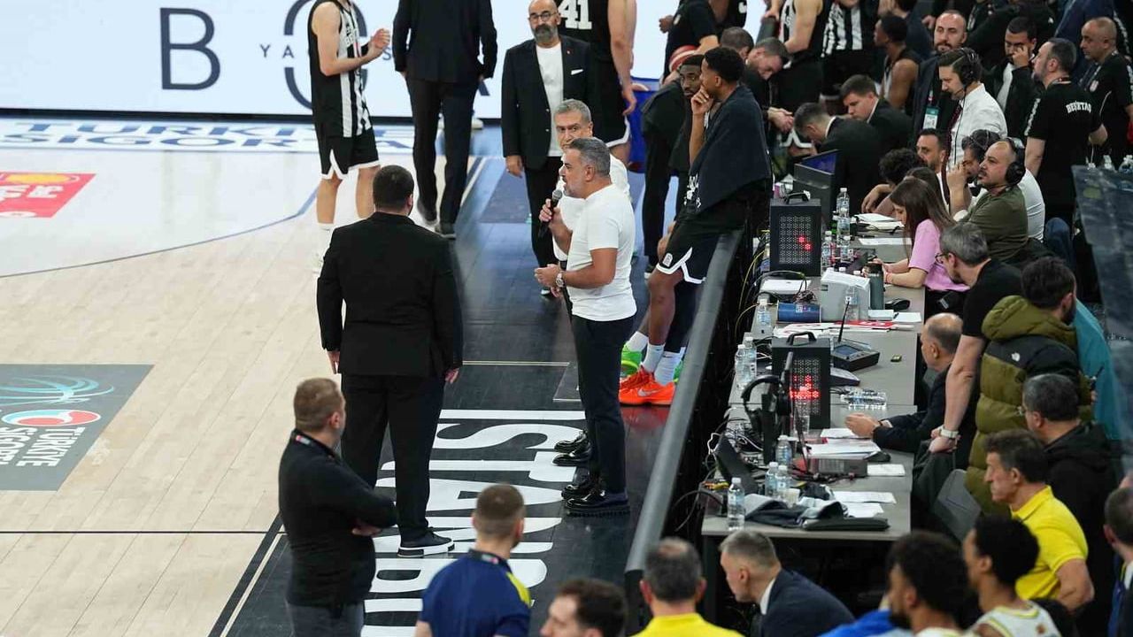 Beşiktaş-Fenerbahçe Derbisi Tribün Olayları Nedeniyle 15 Dakika Ara Verildi