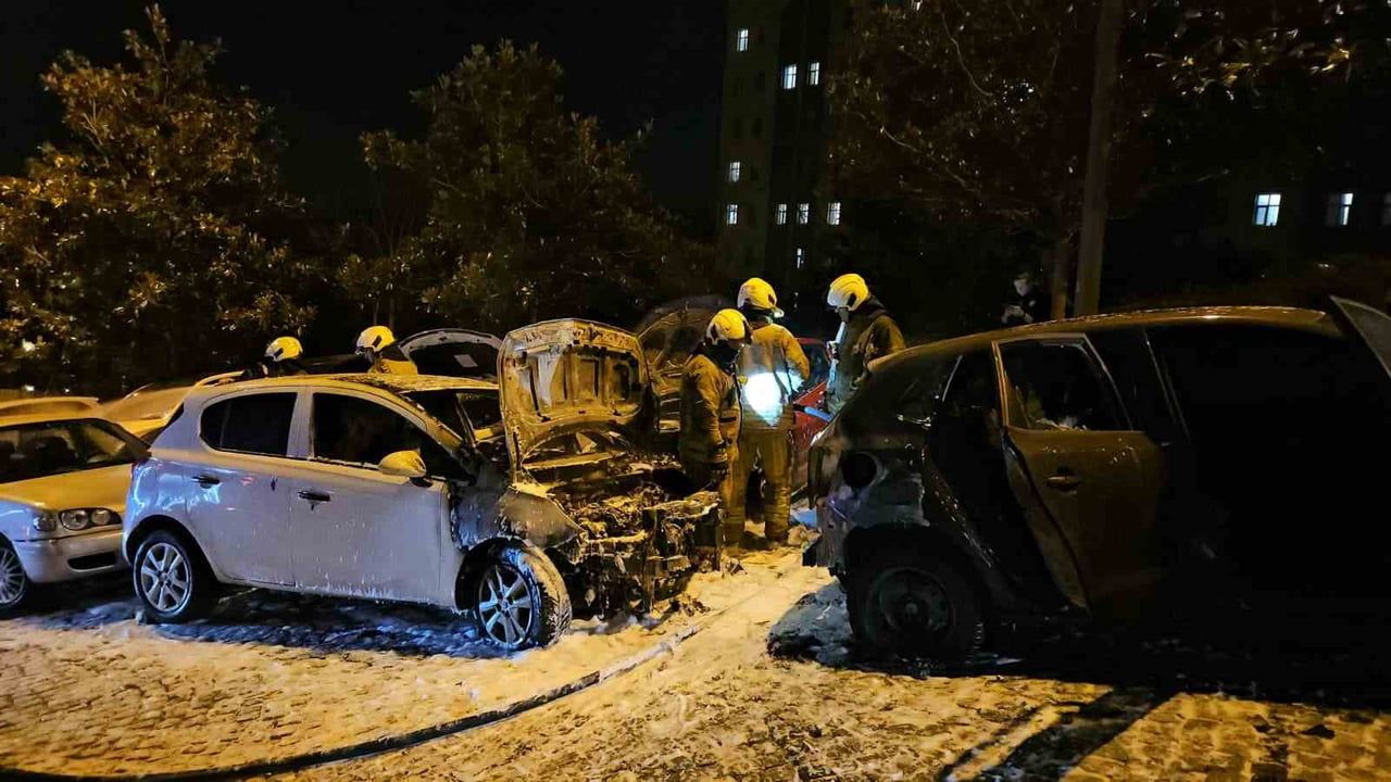 Beşiktaş'ta Park Halindeki 4 Otomobil Alev Alev Yandı