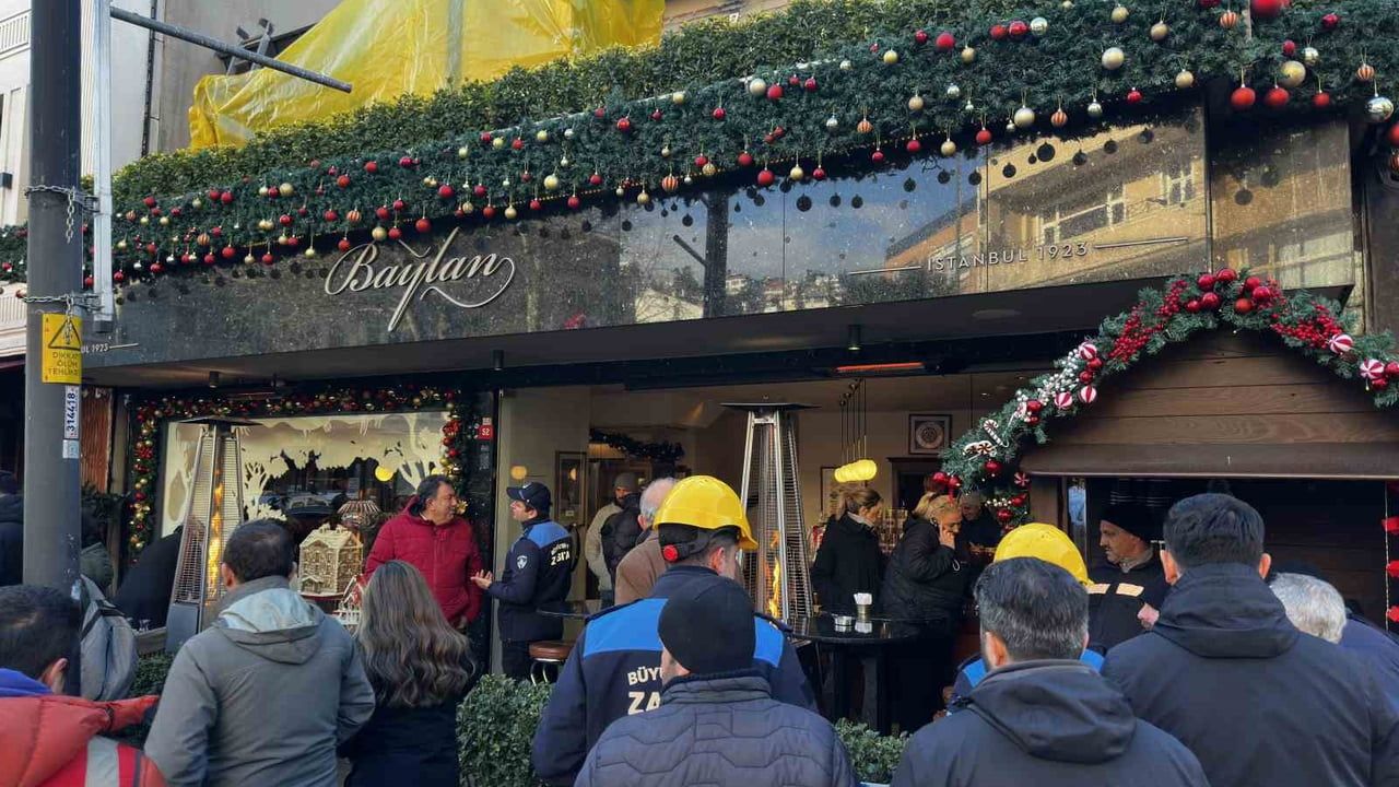 Beşiktaş'taki Baylan Pastanesi'nde Kaçak Yapıların Yıkımı Başladı