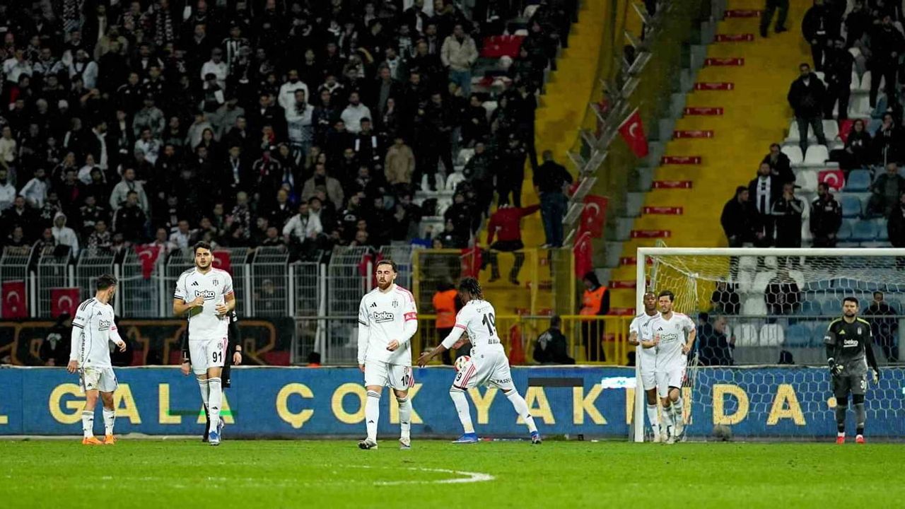 Beşiktaş Taraftarları Yönetimi İstifaya Davet Etti: 'Transferler Nerede?'