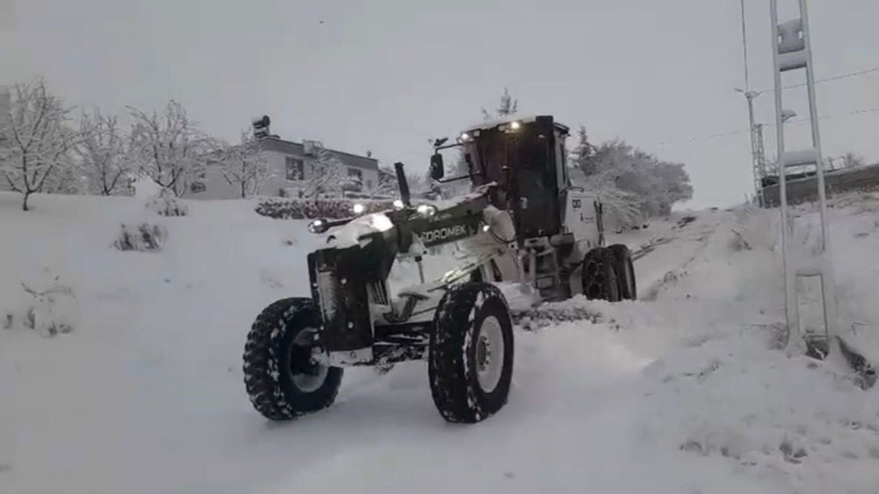 Besni’de Kapanan Köy Yolları Açılıyor