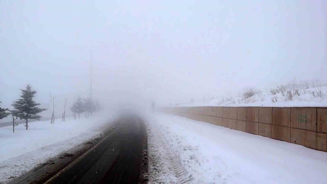 Besni'de Kar Sonrası Yoğun Sis Ulaşımı Aksattı