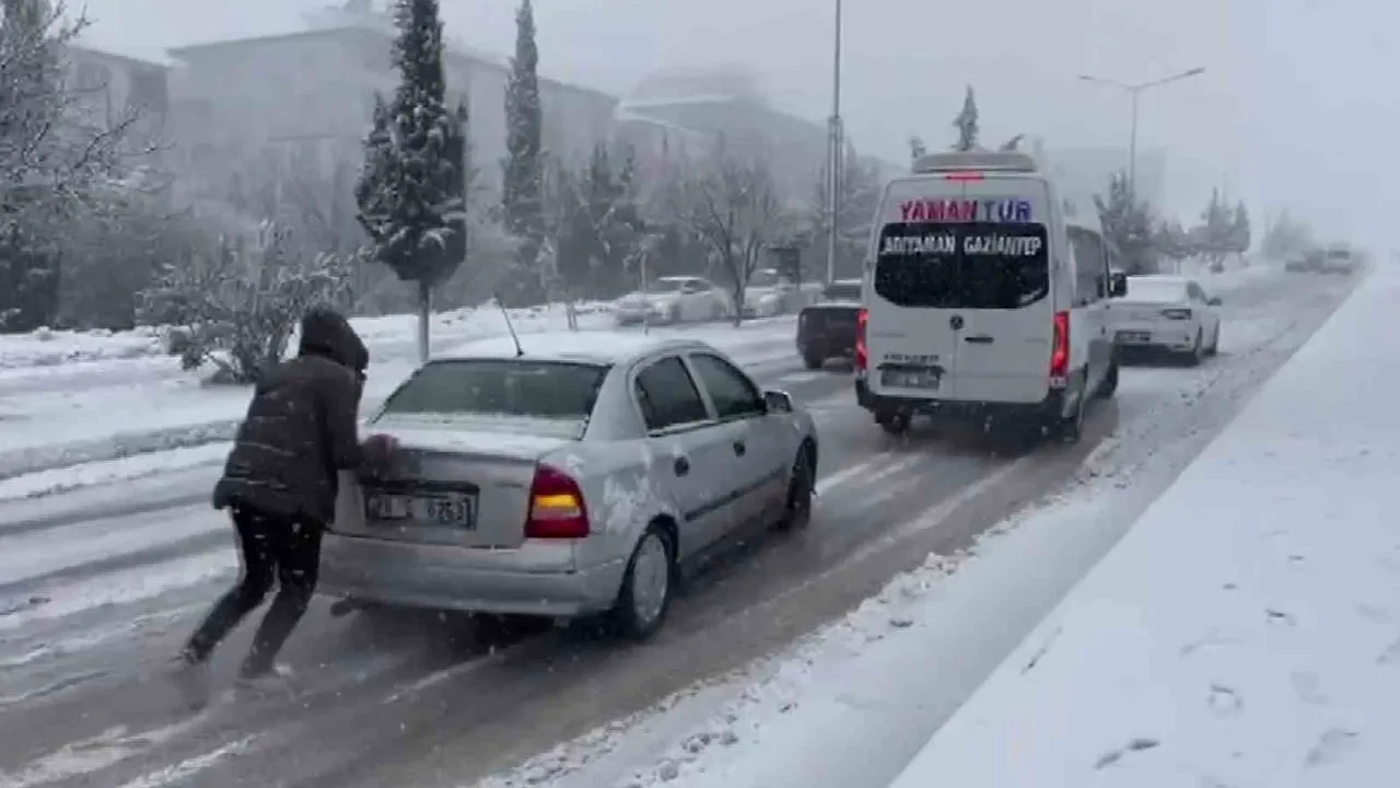 Besni'de Kar Yağışı Ulaşımı Aksattı — Merkez 10 cm, Kırsal 15-20 cm
