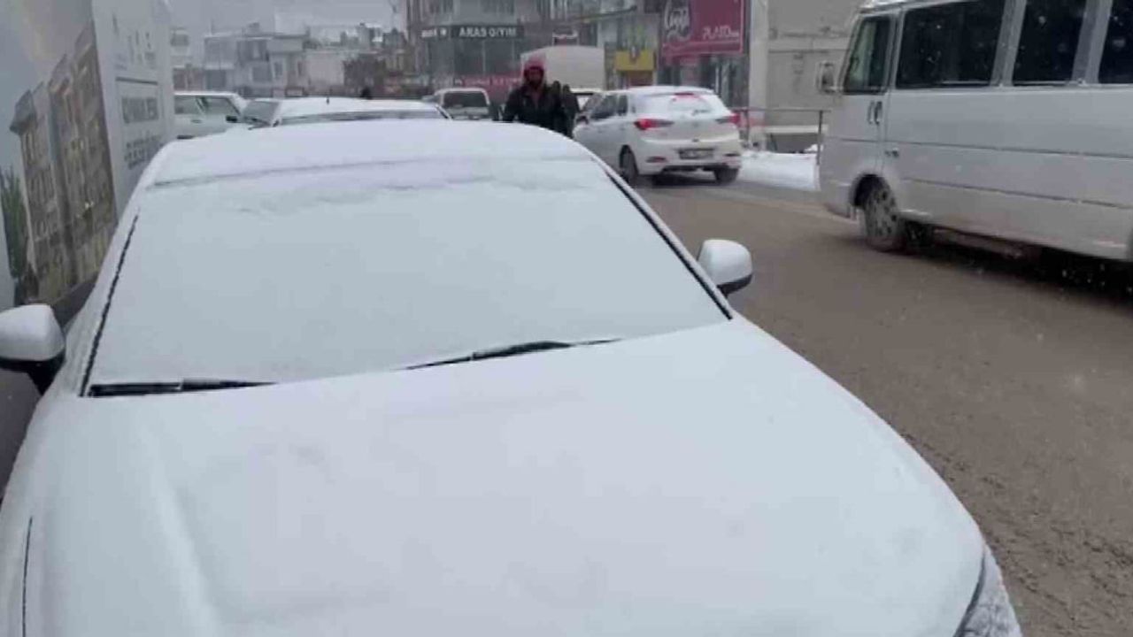 Besni'de Yoğun Kar Yağışı: Cadde ve Sokaklar Beyaza Büründü